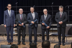 Od lewej: prof. PRz R. Zajdel, prof. K. Buczek, prof. J. Kluska, prof. A. Kowalczyk, prof. P. Koszelnik,