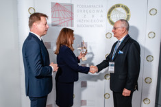 Wręczenie Nagrody Imienia Prof. Stanisława Kusia Kazimierzowi Mrozikowi. Wręczają prof. Maria Kaszyńska Przewodnicząca KILIW PAN (Przewodnicząca PZITB) oraz Mariusz Dobrzeniecki Prezes Polskiej Izby Inżynierów Budownictwa, 