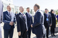 Od lewej: K. Fijołek,  prof. J. Sęp, premier D. Tusk, J. Brzozowski, prof. P. Koszelnik, E. Zeidler,