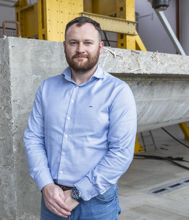 Hybrydowy dźwigar z recyklowanych łopat turbin wiatrowych i betonu niekonwencjonalnego